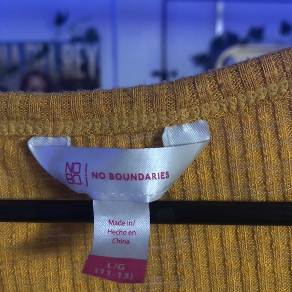 No boundaries size large yellow tee shirt - Picture 3 of 3